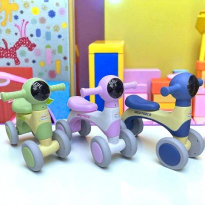 صورة سكوتر توازن  للأطفال بأربع عجلات